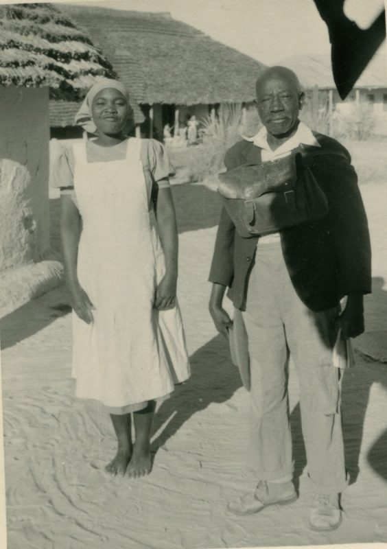 Namibialainen pastori Abisai Henok ja sairaanhoitaja 1860-luvun taitteessa. Abisai toimii esikuvana omille kansalaisilleen ja kirkon jäsenille.
