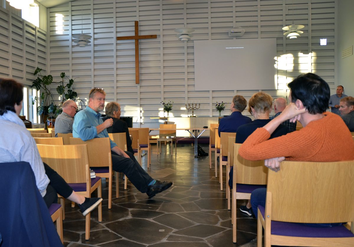 Kokkolan seurakuntayhtymän yhteisen kirkkovaltuuston iltakoulussa keskusteltiin vapaaehtoistyöstä. Kaarlelan seurakuntakeskuksen Anders-saliin oli kokoontunut syyskuun ensimmäisenä tiistai-iltana kolmisenkymmentä luottamushenkilöä, vapaaehtoista ja seurakuntien työntekijää.