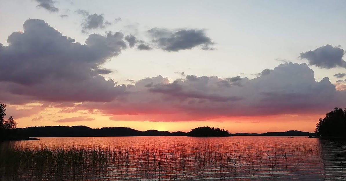 kuvassa järvimaisema ilta-auringos valossa