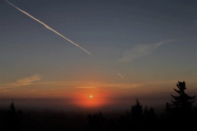 Kuva iltataivaasta, auringon laskun aikaan.