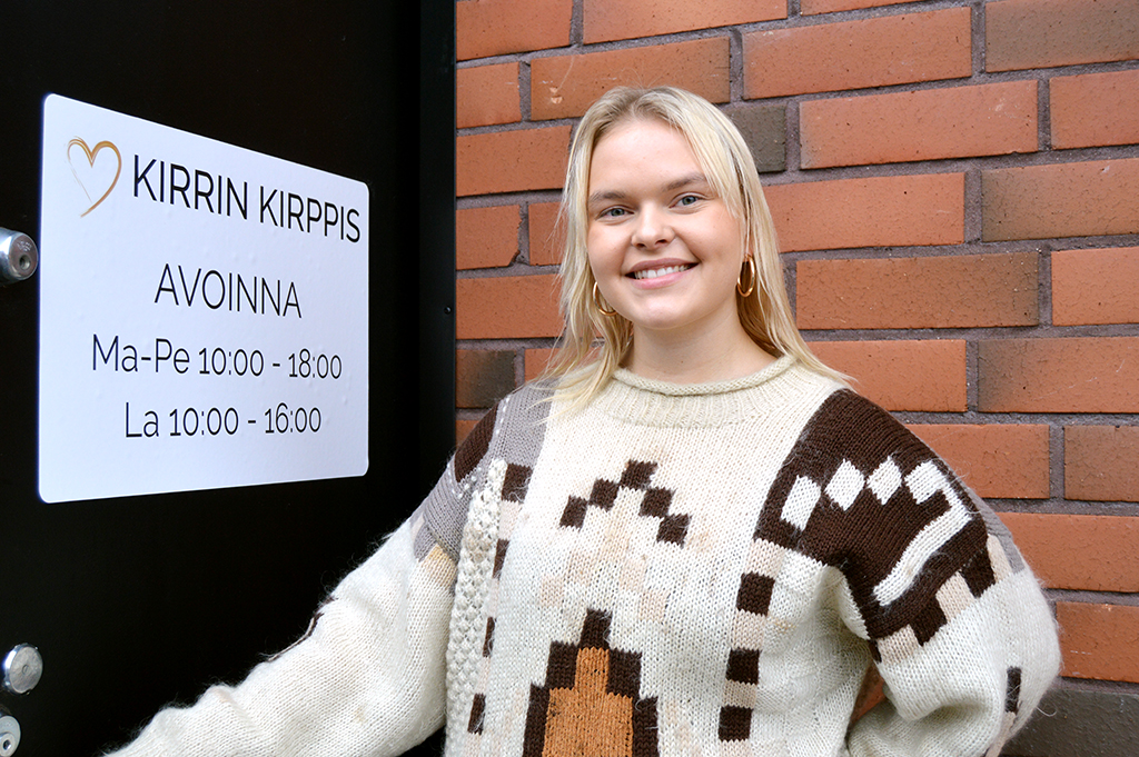 Kirpputoriyrittäjä Sofia Alajääskö yrityksensä ovella