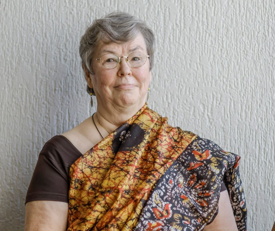 Seija A. Niemi yllään värikäs intialainen vaate, sari.