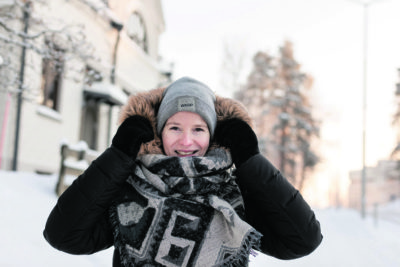 Anna Ojala hymyilee Koivistontalon edessä