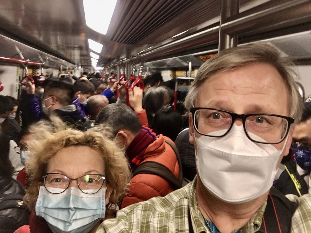 Hanna ja Harri Koskela Hongongin metrossa maskit kasvoillaan