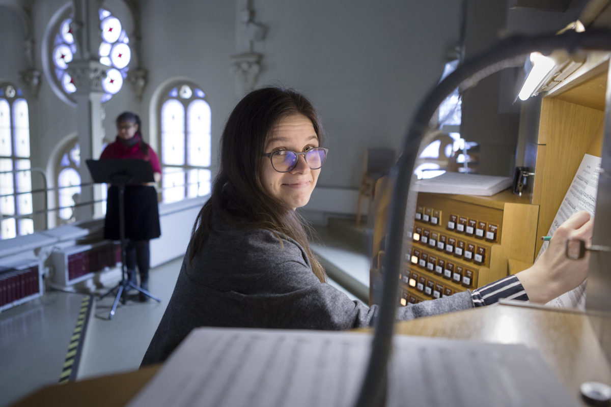 Kanttori Irina Vavilova ja mezzo- sopraano Katariina Poikela kirkon parvella. Barokkimusiikki soi erityisen hyvin Kaupunginkirkon uruilla.