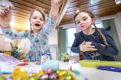 Lapset pääsiäiseväiden ääressä päiväkerhossa