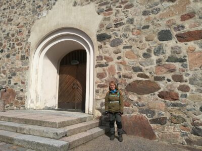 Taina Pajunen Kirkkonummen kivikirkon vieressä