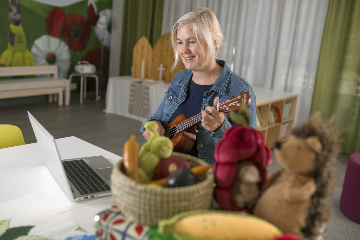 Muskariope Terhi Hassinen tietokoneen äärellä soittaa ukulelea.