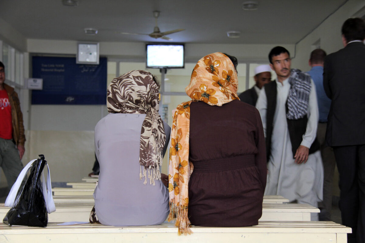 Afganistanilaisia naisia kuvattuna takaapäin.