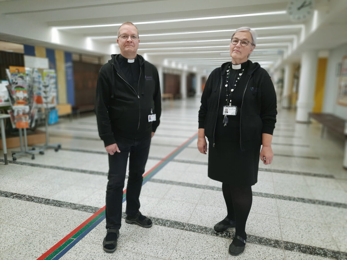 Sairaalapapit Matti Aho ja Anne Peltomaa Keski-Pohjanmaan keskussairaalan käytävällä.