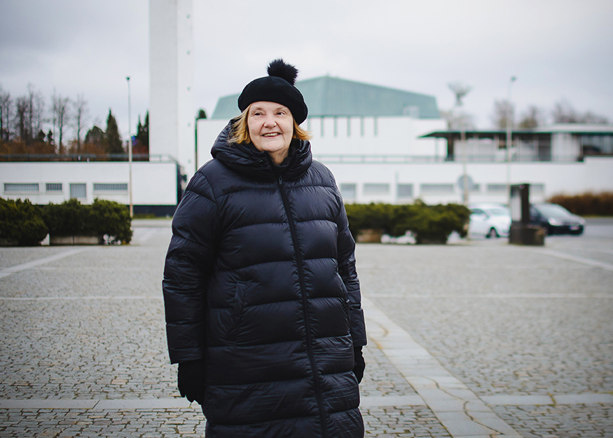 Kuvassa Maria Kramsu, taustalla näkyy Lakeuden Risti -kirkko.