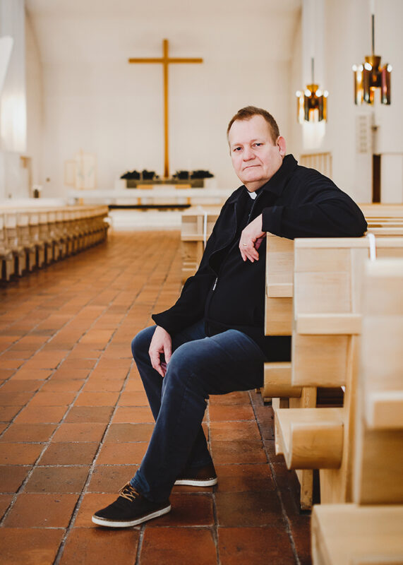 Kuvassa Heikki Maakorpi Lakeuden Ristin kirkossa.