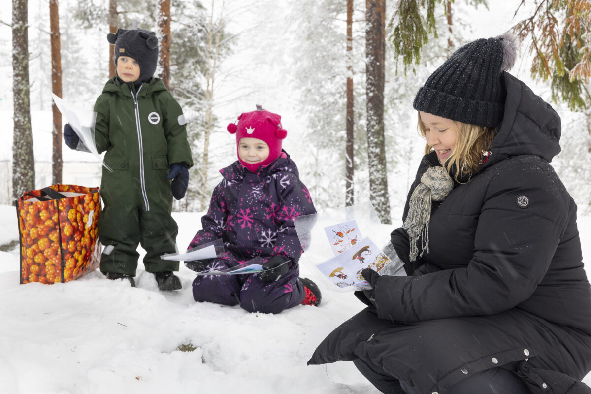 Sara Sundberg ja Liinus Tuorila lastenohjaaja Marika Saarelan kanssa.