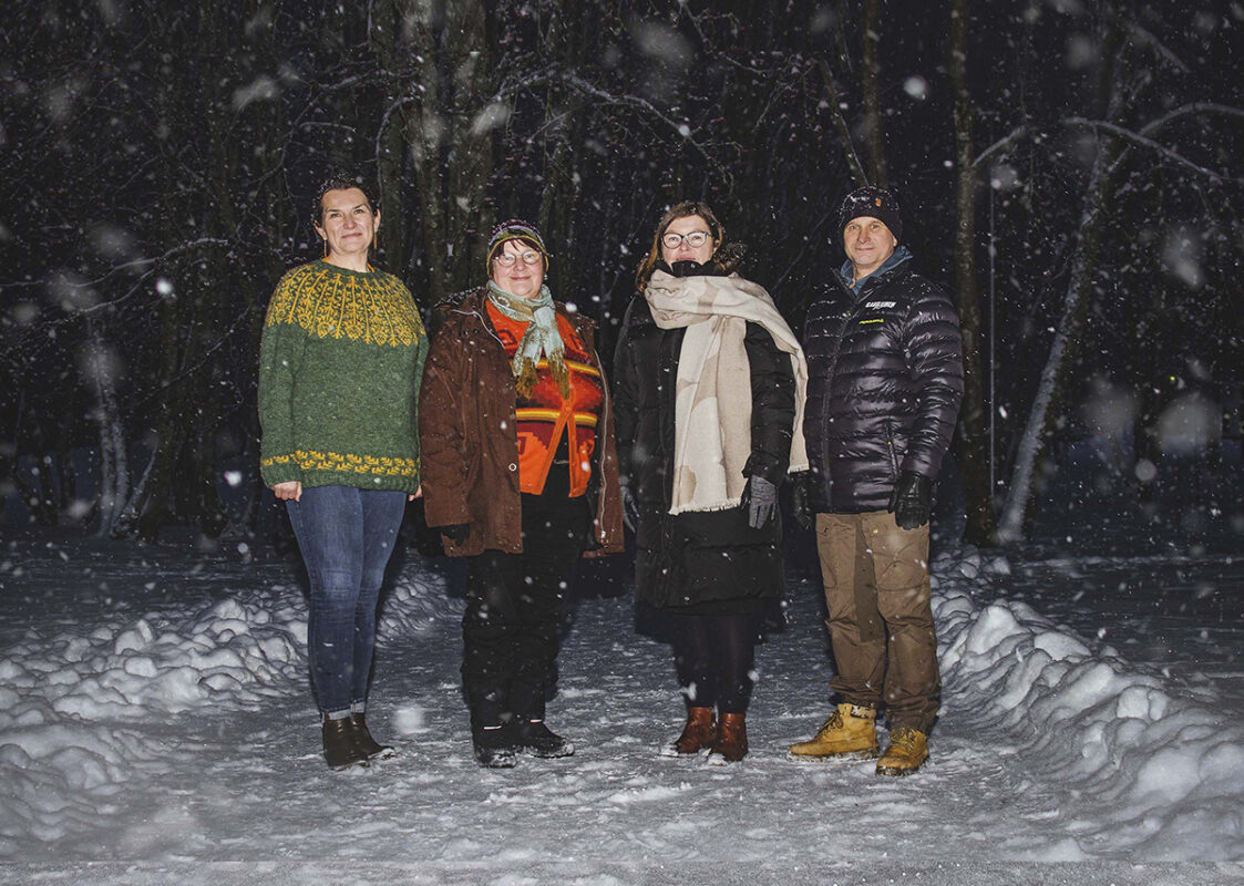 Kuvassa lumisateessa seisovat Seinäjoen seurakunnan Hiljaisuuden retriittien ohjaajat.
