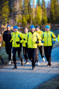 Miesporukka juoksemassa lenkillä.