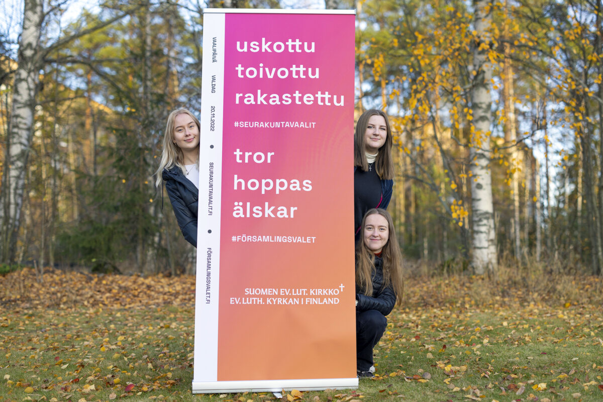 Nuoret seurakuntavaalitoimitsijat.