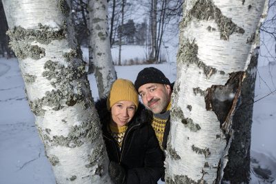 Minna ja Sakarias Liukko kurkistavat koivujen välistä talvisessa luonnossa.