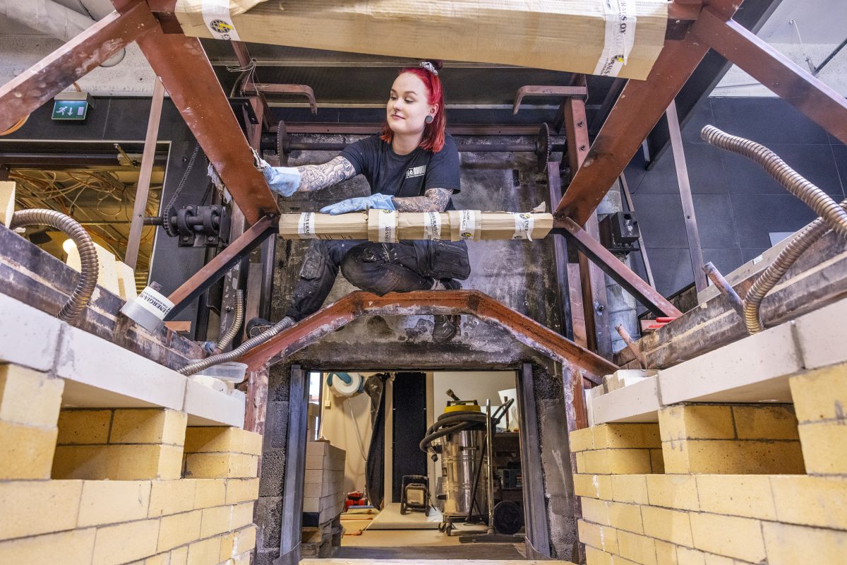 Mäntykankaan kerematorion korjaustöissä puhdistusta suorittaa Jasmin Flinkman, JVT ja pesutekniikka Oy:sta.