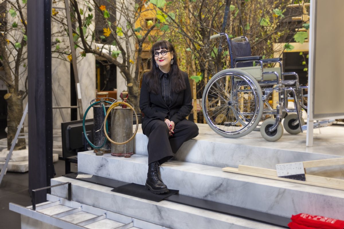 Jyväskylän kaupunginteatterin johtaja Marietta Kunnas teatterin lavasteissa.