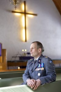 Sotilaspappi Marko Haukkamäki Tikkakosken kirkossa.
