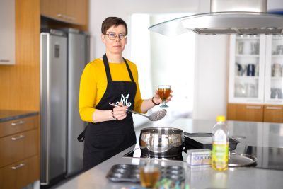Keski-Suomen Marttojen kotitalousasiantuntija Tiina Niskanen paistaa munkkeja keittiössä.