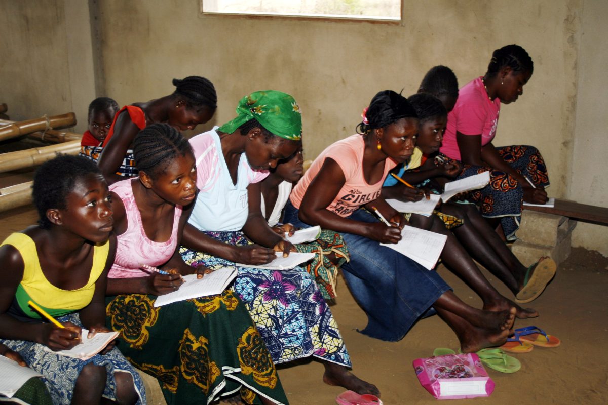 Naiset lukutaito-opetuksessa Angolassa