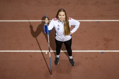 Nuorisovalmennusvastaava Rebekka Rekola-Pulkkinen seisoo urheilukentällä keihäs kädessään.