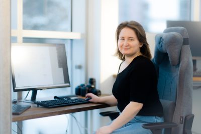 Miisa Siljander istuu työpisteellään tietokoneen ääressä.