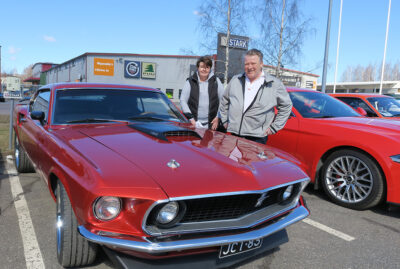 Henry ja Kristiina Eriksson punaisen Mustanginsa vierellä.