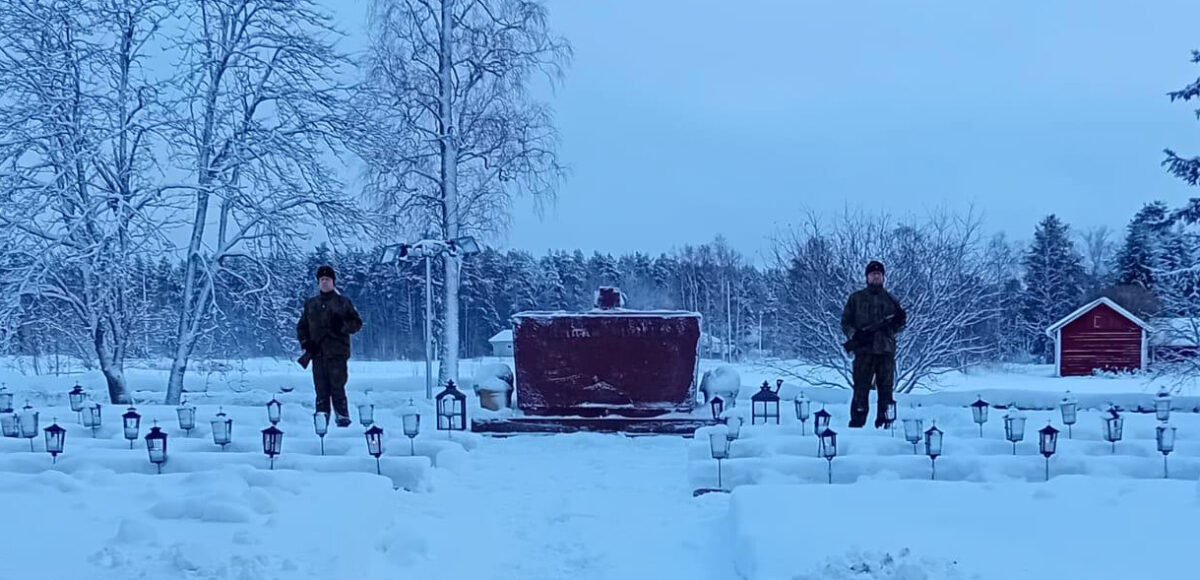 Ullavan kirkkopihan sankarihautojen kunniavartio.