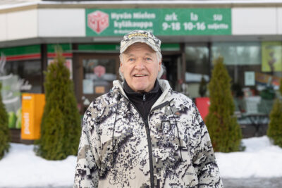Pertti Saarikoski Leidonmäen kaupan pihalla.