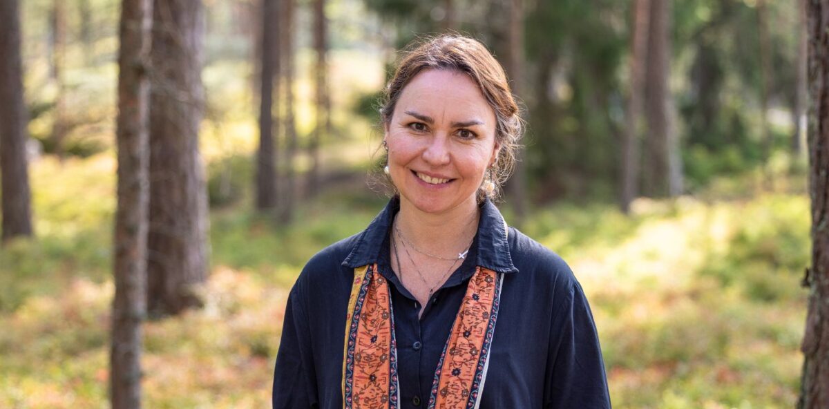 Kirjoittaja Rosalee Velloso Ewell suomalaisessa mäntymetsässä.