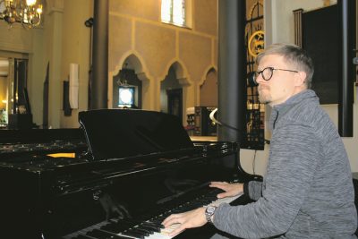 Mies soittamassa urkuja.