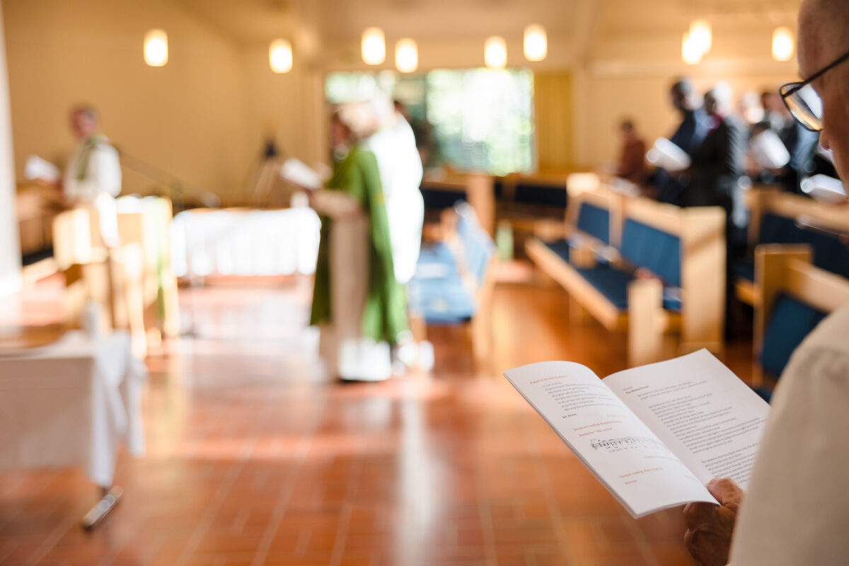 Messun ohjelmavihko auki virren kohdalta