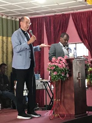 Magnus Riska saarnaa Etiopiassa, tulkkina rehtori Tamrat Tadele.