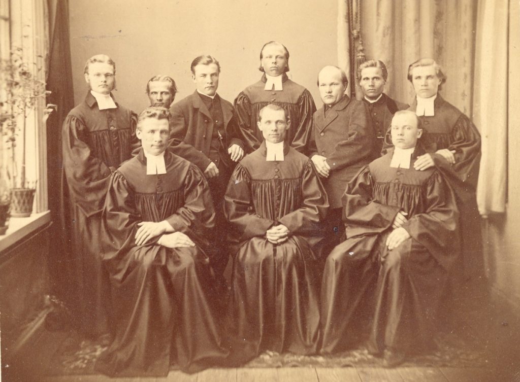 Ensimmäiset lähetyskurssilaiset opettajineen ryhmäkuvassa