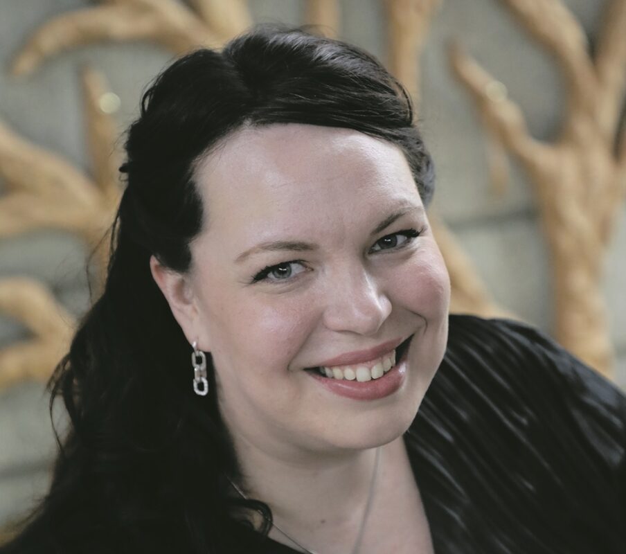 Hymyilevä tummahiuksinen nainen.