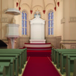 Mukava asento kirkon­penkissä on pian totta