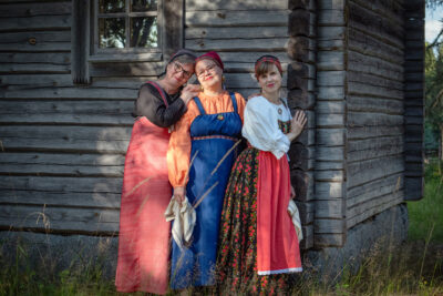 Surento-lauluryhmän jäsenet kansallispuvuissaan.