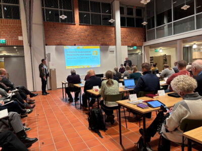 Kirkkoneuvoston jäseniä kokouksessa Palokan kirkossa.