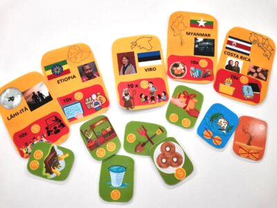 Värikkäitä kuvia valkoisella taustalla lähetyksen korttipelistä