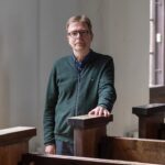 Pappi perehtyi piispojen muotokuviin