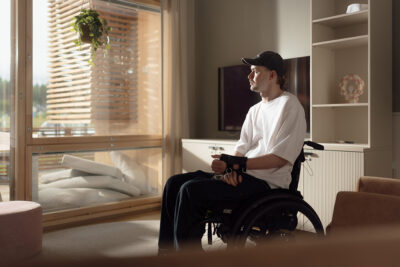Joonas Aarnio istuu pyörätuolissa kodissaan.
