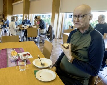 Mies syömässä lounasta.