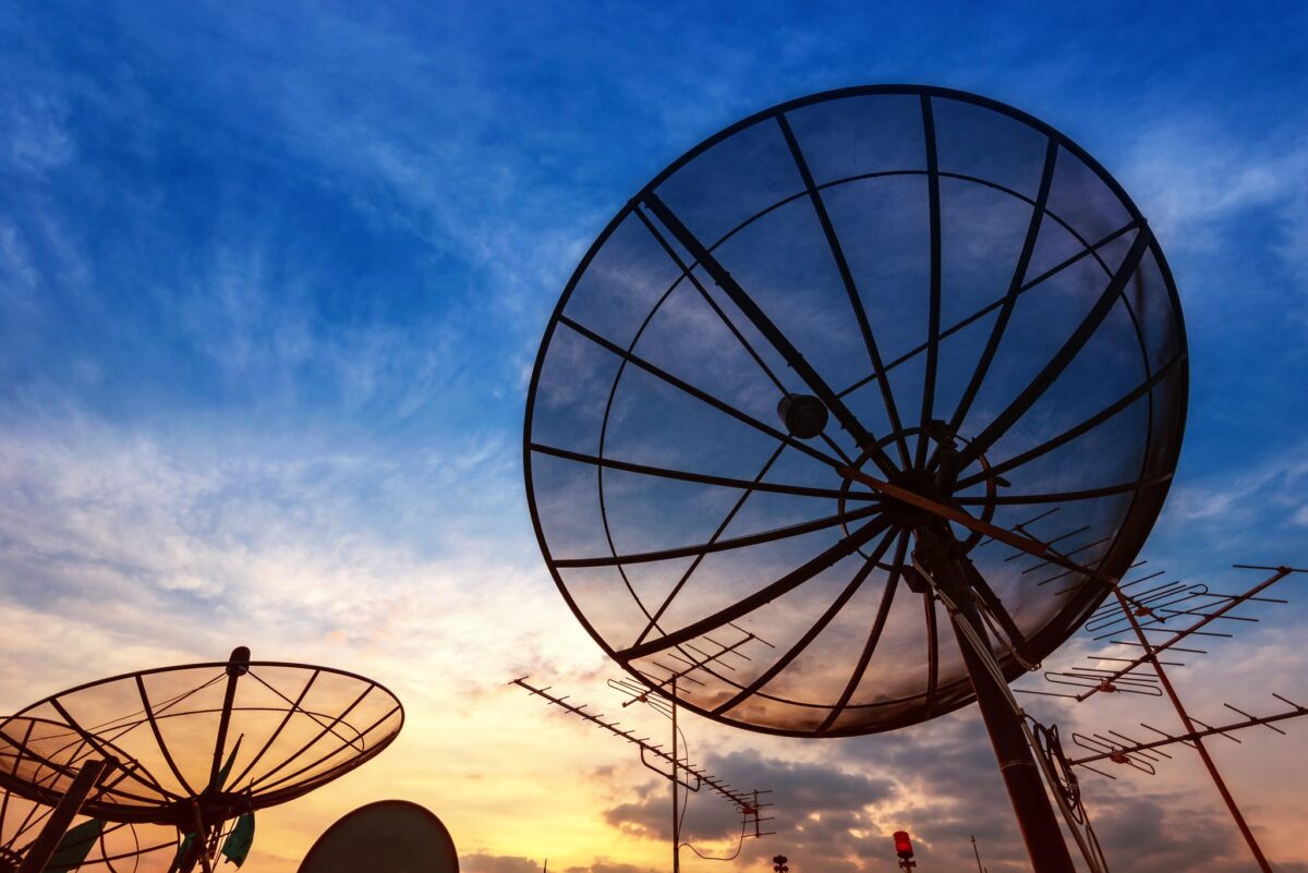 Kuvituskuva satelliittiantenneista sinistä iltataivasta vasten
